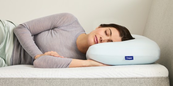 The pillow also comes with a removable, machine-washable cover to make cleaning easy.