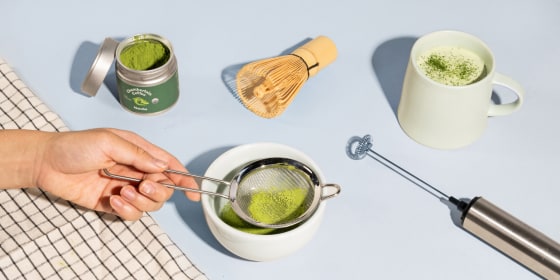 Pay attention to color, taste and smell when shopping for matcha powder.